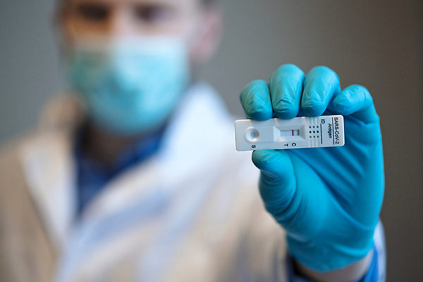 포토 JPG 해외이미지 건강 병원 실험 가면 한명 약 장비 시험 환자 의사 실험실 호흡기관 바이러스 결과 질병 분석 속도 긍정 감염 전염 미생물 튜브 면역력 백신 부정적 전염병 사스 코로나바이러스 해외202309 해외포토 1 교육 감정 컨셉 의학 생물 사람 의료진 장기_의학 파일형식