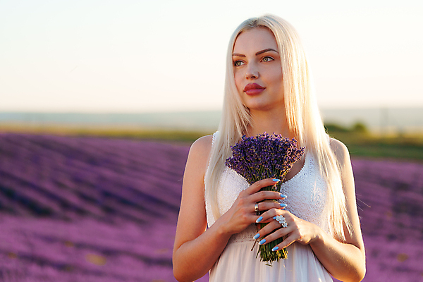 포토 JPG 해외이미지 여자 꽃다발 꽃밭 한명 들기 상반신 성인 야외 금발 햇빛 일몰 라벤더 프로방스 성인여자한명만 해외202309 해외포토 1 헤어스타일 꽃 모션 사람 태양 노을 허브 여자한명만 성인여자만 파일형식
