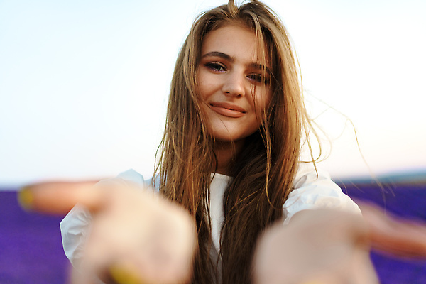 포토 JPG 해외이미지 응시 여자 꽃밭 한명 상반신 성인 야외 앞모습 일몰 소프트포커스 손내밀기 라벤더 프로방스 성인여자한명만 해외202309 해외포토 1 시선 꽃 뷰포인트 촬영기법 사람 손짓 노을 허브 여자한명만 성인여자만 파일형식