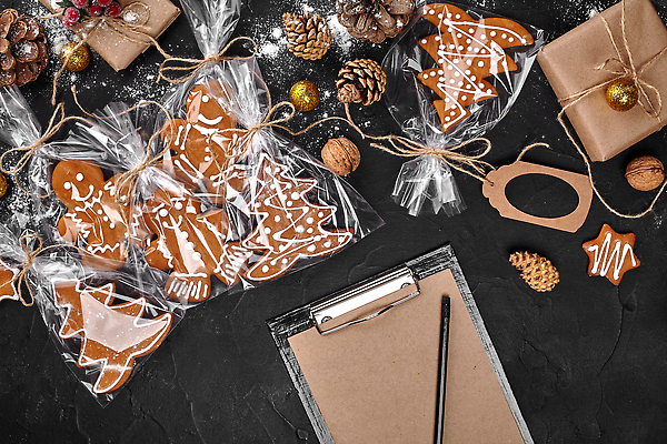 포토 JPG 해외이미지 크리스마스 사람없음 선물상자 하이앵글 연필 라벨 호두 솔방울 서류판 선물봉투 슈가파우더 진저맨 진저쿠키 해외202309 해외포토 기념일 뷰포인트 학용품 봉투 프레임 선물 상자 필기구 쿠키 사무용품 견과류 파일형식