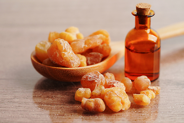 포토 JPG 해외이미지 사람없음 쌓기 숟가락 향수 향 아로마테라피 오일병 유향 해외202309 해외포토 모션 수저 화장품 향료 테라피 파일형식