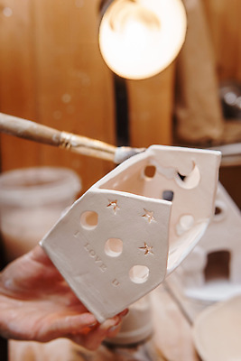 포토 JPG 해외이미지 모양 전통 손 디자인 조각 손가락 교실 탁자 수업 실내 관리 창조 미술 취미 사람없음 젖음 공구 업무 작업 도자기 작업실 제조 냄비 상품 바느질 회전 만들기 예술가 먼지 점토 공예가 도예가 조각가 핸드메이드 해외202309 해외포토 직업 교육 가구 학교 모션 문화예술 내부 신체부위 도구 솥 파일형식