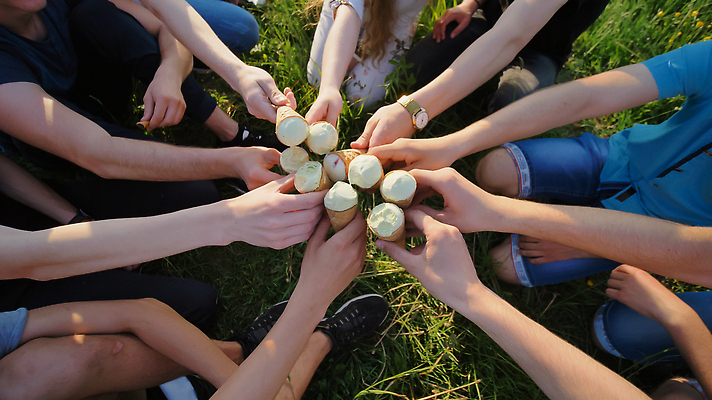 포토 JPG 해외이미지 라이프스타일 손 공원 여자 행복 음식 2 자연 딸기 휴가 아이스크림 디저트 사람 사람없음 야외 친구 선글라스 파티 일출 초콜릿 얼음 우정 추위 신선 잡기 9 달콤 맛 먹기 크림 주말 부드러움 보여주기 원뿔 와플 내추럴 맛있는 해외202309 해외포토 자연요소 도형 공공시설 감정 안경 컨셉 과일 관계 모션 이벤트 생활 신체부위 숫자 노을 감각 생태계 파일형식