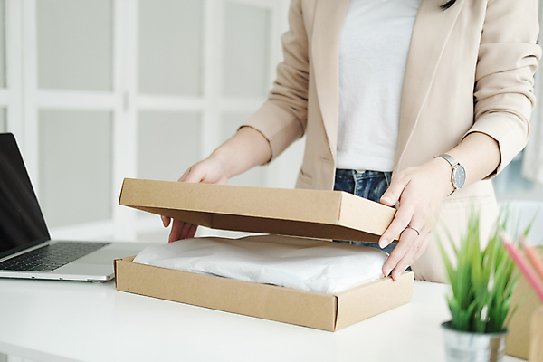 포토 JPG 해외이미지 식물 여자 화분 실내 한명 동양인 상반신 성인 노트북 닫기 택배 택배상자 박스포장 온라인쇼핑몰 성인여자한명만 해외202309 해외포토 1 포장 모션 사람 인종 내부 전자제품 상자 운송업 쇼핑몰 온라인 여자한명만 성인여자만 파일형식