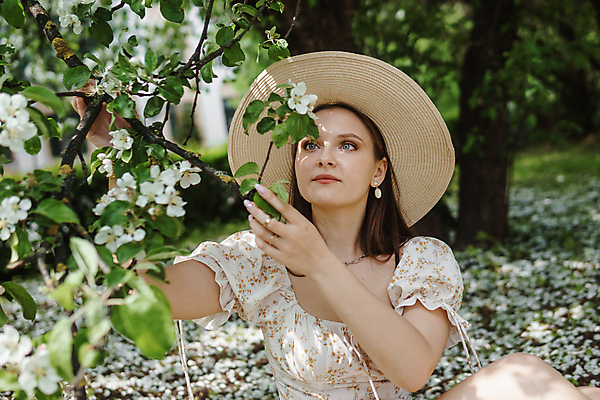 포토 JPG 해외이미지 공원 여자 꽃 잎 목걸이 한명 성인 야외 귀걸이 봄 밀짚모자 쉬폰원피스 성인여자한명만 해외202309 해외포토 식물 모자_잡화 1 계절 원피스 공공시설 장신구 사람 여자한명만 성인여자만 파일형식