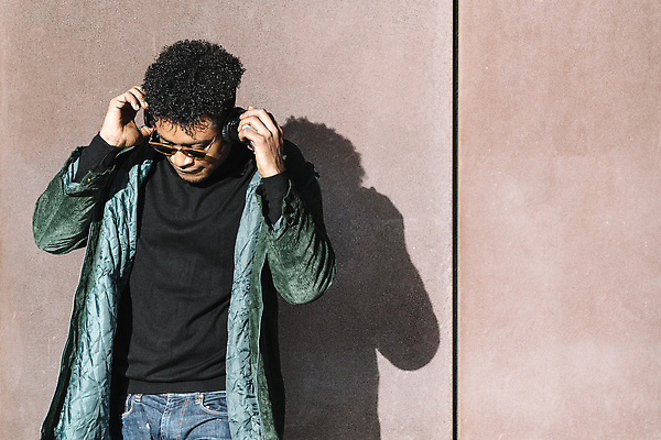 포토 JPG 해외이미지 학생 라이프스타일 남자 행복 안경 음악 이어폰 흑인 인터넷 통신 모바일 한명 서기 사람 성인 스마트폰 핸드폰 청춘 검은색 헤드폰 듣기 도시 시원함 전화기 오디오 부름 스타일 해외202309 해외포토 서양인 1 잡화 감정 컬러 음향기기 컨셉 모션 문화예술 생활 전자제품 스마트기기 파일형식