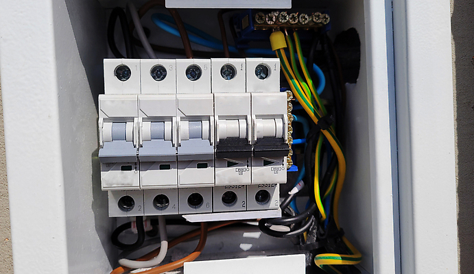 포토 JPG 해외이미지 산업 선 백그라운드 버스 주택 안전 사람없음 빛 상자 금속 힘 장비 에너지 과학기술 흰색 판넬 플러그 제조 캐비닛 순환 보안 철사 볼트 시스템 질서 스위치 분배 설치 자동 전압 제어 줄서기 현재 공급 해외202309 해외포토 육상교통 컬러 컨셉 모션 재질 대중교통 기술 건물 공구 예절 사물함 파일형식