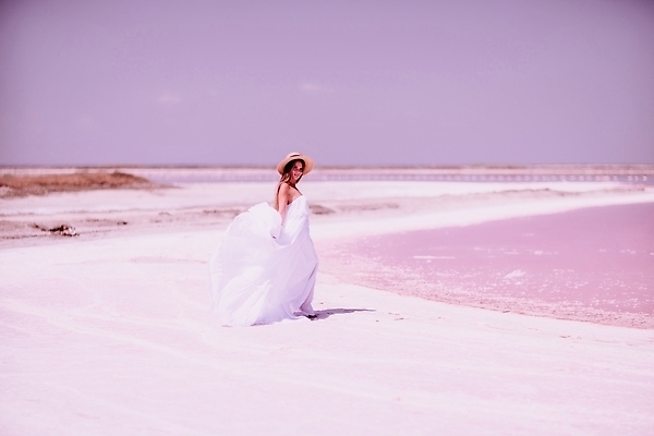 포토 JPG 해외이미지 전신 원피스 여자 바다 한명 성인 옆모습 화려 소금 성인여자한명만 핑크리본 해외202309 해외포토 1 옷 리본 뷰포인트 컨셉 사람 여자한명만 성인여자만 파일형식