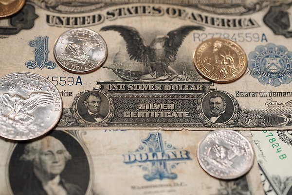 포토 JPG 해외이미지 1 지폐 돈 패턴 날개 비즈니스 성공 사람없음 금융 숫자 달러 동전 미국 펼침 저축 골동품 역사 시장 구매 은색 큼 독수리 계산서 대출 계좌 구역 승인 옛날 워싱턴 증명서 해외202309 해외포토 문자 컬러 컨셉 북아메리카 무늬 모션 조류 경제 쇼핑 재산 크기 파일형식