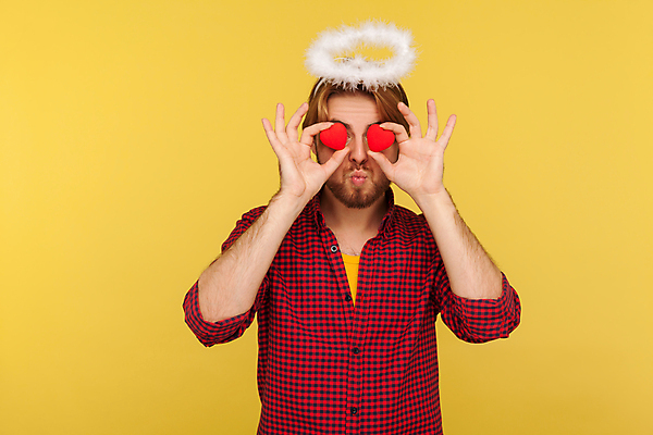 포토 JPG 해외이미지 스튜디오촬영 백인 응시 남자 감정 얼굴 컨셉 장난 천사 키스 발렌타인데이 사랑 한명 사람 귀여움 희망 낭만 덮개 표현 잡기 성자 닫기 유혹 심볼 긍정 신성 후광 2월 고립 노란배경 파라다이스 자선단체 해외202309 해외포토 서양인 1 시선 종교 백그라운드 모션 데이이벤트 실내 신체부위 빛 노란색 뚜껑 그룹 날짜 애정표현 자선 파일형식