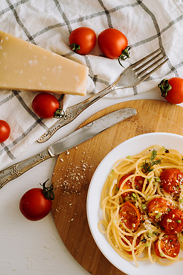 포토 JPG 해외이미지 접시 음식 포크 토마토 방울토마토 탁자 도마 쟁반 파스타 스파게티 사람없음 식사 저녁식사 이탈리아 흰색 칼 향신료 점심식사 마카로니 목판 핸드메이드 해외202309 해외포토 식기 유럽 컬러 가구 채소 주방용품 서양음식 파스타면 향미료 파일형식