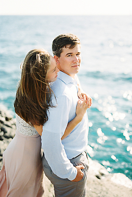 포토 JPG 해외이미지 백인 커플 여자 남자 행복 바다 2 관리 사랑 서기 두명 물 파란색 맑음 화목 바위 닫기 해외202309 해외포토 자연요소 서양인 감정 컬러 컨셉 관계 모션 날씨 사람 돌_바위 파일형식