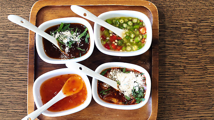 포토 JPG 해외이미지 전통 접시 아시아 음식 백그라운드 채소 재료 태국 고추 탁자 파프리카 파슬리 건강 마늘 요리 동양인 사람없음 빨간색 초록색 식당 식사 저녁식사 여러개 흰색 신선 뜨거움 양념 사발 달콤 맛 향신료 매움 날것 아로마 후추 점심식사 숙성 맛있는 해외202309 해외포토 식기 나라 컬러 가구 다수 컨셉 인종 상점 사기그릇 향미료 파일형식