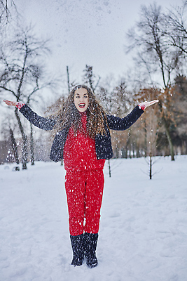 포토 JPG 해외이미지 백인 라이프스타일 커플 여자 남자 행복 겨울 가족 관계 자연 휴가 함께함 사랑 사람 성인 야외 두명 뷰티 기쁨 추위 흰색 숲 해외202309 해외포토 서양인 계절 감정 컬러 컨셉 생활 생태계 파일형식