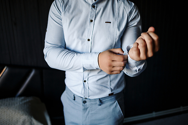 포토 JPG 해외이미지 남자 신랑 결혼 셔츠 결혼식 단추 한명 상반신 성인 앞모습 축하 준비 단추잠그기 성인남자한명만 해외202309 해외포토 1 뷰포인트 컨셉 상의 모션 사람 이벤트 남자한명만 성인남자만 파일형식