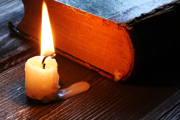 포토 JPG 해외이미지 전통 종교 백그라운드 컨셉 촛불 불 추상 불꽃 조명 따뜻함 미술 사람없음 책 빛 한개 독서 믿음 어둠 힘 슬픔 수확 감각 고독 야간 저녁 복고 촛대 연소 광 심지 왁스 해외202309 해외포토 자연요소 1 감정 무늬 농업 초 문화예술 파일형식