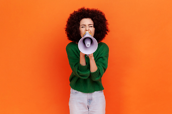 포토 JPG 해외이미지 여자 청소년 광고판 실내 말하기 대화 한명 사람 확성기 소리 외침 정보 분노 가리킴 자신감 발표 메시지 뉴스 볼륨 대표 불안 보고서 격려 시끄러움 문제 일반 의견 목소리 소통 고립 비명 스트라이크 심각 주목 항의 해외202309 해외포토 1 감정 컨셉 모션 알림판 손짓 내부 판 파일형식