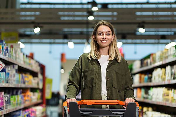 포토 JPG 해외이미지 응시 여자 한명 상반신 성인 쇼핑 장보기 쇼핑카 잡기 마트 생필품 성인여자한명만 해외202309 해외포토 1 시선 모션 사람 상점 카트 오브젝트 여자한명만 성인여자만 파일형식