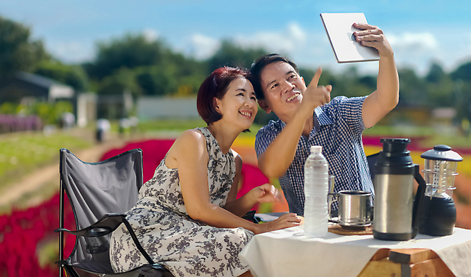 포토 JPG 해외이미지 라이프스타일 커플 공원 여자 남자 꽃 행복 여유 중년 여행 가족 태국 자연 휴가 휴식 한국 함께함 사랑 앉기 동양인 성인 두명 태블릿 환경 정원 일본 맑음 중국 캠핑 낭만 셀프카메라 인도네시아 홍콩 해외202309 해외포토 식물 공공시설 감정 아시아 컨셉 관계 모션 레저 날씨 사람 인종 생활 전자제품 스마트기기 사진촬영 생태계 파일형식