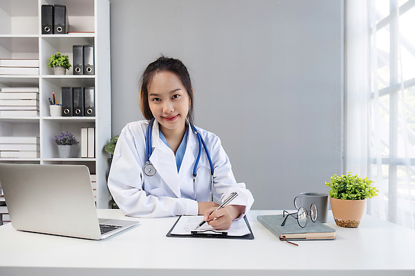 포토 JPG 해외이미지 응시 여자 안경 청진기 책장 한명 앉기 상반신 성인 옆모습 책 컵 노트북 사무실 펜 공책 진료 의사 기록 책상 처방 서류판 성인여자한명만 해외202309 해외포토 1 식기 시선 잡화 뷰포인트 가구 비즈니스 의학 의료기기 모션 문구용품 사람 전자제품 필기구 사무용품 의료진 여자한명만 성인여자만 파일형식