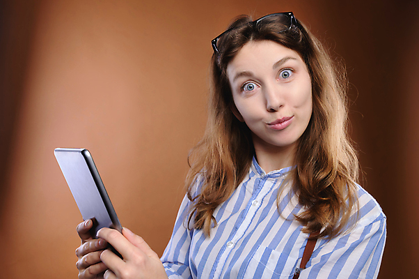 포토 JPG 해외이미지 백인 직업 응시 여자 안경 백그라운드 비즈니스 갈색머리 실내 한명 사람 노트북 컴퓨터 사무실 공책 업무 비즈니스우먼 유머 찡그림 입술 즐거움 흥분 바보 프리랜서 카피스페이스 해외202309 해외포토 서양인 1 헤어스타일 시선 잡화 감정 문구용품 표정 내부 신체부위 전자제품 공백 작업 직장인 파일형식