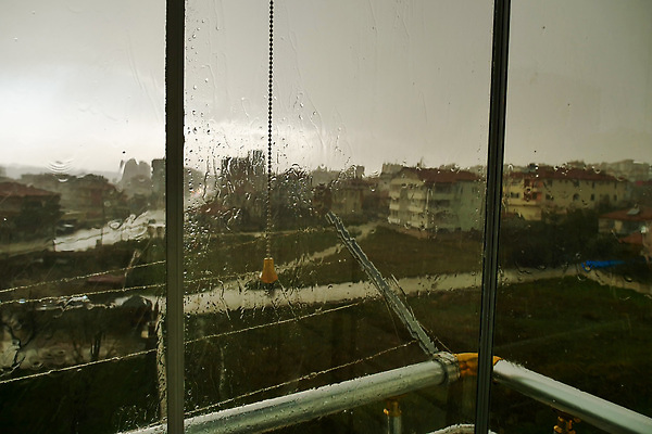 포토 JPG 해외이미지 자연 날씨 사람없음 야외 물 젖음 발코니 떨어짐 폭풍 무거움 내추럴 철책 해외202309 해외포토 자연요소 컨셉 무게 생태계 파일형식