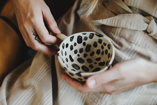 포토 JPG 해외이미지 모양 그릇 식기 디자인 여자 커피 음료 음식 컨셉 가정 아침 휴식 주택 실내 관리 사람없음 내부 장식 컵 빛 잡기 도자기 아침식사 묘사 서비스 메뉴 준비 질감 서빙 카푸치노 에스프레소 점심식사 항공촬영 단절 백자 정물화 파스텔톤 스타일 미니멀 해외202309 해외포토 주간 뷰포인트 컬러 모션 사람 건물 식사 그림 파일형식