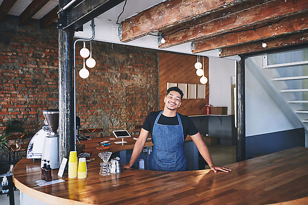 포토 JPG 해외이미지 응시 남자 사업가 성공 한명 성인 앞모습 상점 카페 사장 직원 자영업 성인남자한명만 소상공인 해외202309 해외포토 직업 1 시선 뷰포인트 컨셉 비즈니스 사람 경제 상인 남자한명만 성인남자만 파일형식