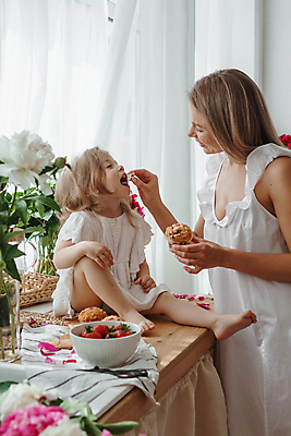 포토 JPG 해외이미지 그릇 원피스 여자 꽃 어린이 딸기 상반신 성인 두명 옆모습 금발 흰색 커튼 먹기 머핀 여자만 소녀만 해외202309 해외포토 식물 헤어스타일 식기 옷 빵 뷰포인트 컬러 과일 모션 사람 어린이만 파일형식