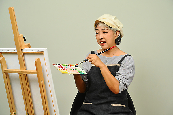 포토 JPG 해외이미지 여자 노년 미술 한명 상반신 앞치마 붓 그리기 이젤 그림 캔버스 립파레트 노인여자한명만 해외202309 해외포토 1 모션 문화예술 사람 성인 미술도구 여자한명만 노인여자만 파일형식