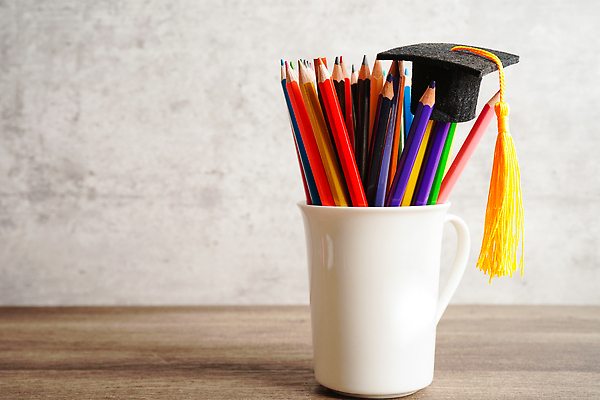 포토 JPG 해외이미지 모델 학생 해외 디자인 교육 종이 컬러 백그라운드 컨셉 비즈니스 졸업 교실 학교 성공 사람없음 그래픽 책 학습 스터디 세계 연필 지구본 쌓기 기차 플랫 도서관 졸업장 심볼 사인 대학교 문학 가정교사 증명서 캡모자 벡터 카피스페이스 해외202309 해외포토 모자_잡화 육상교통 모션 학용품 대중교통 필기구 교사 공백 파일형식