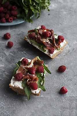 포토 JPG 해외이미지 접시 열매 음식 빵 백그라운드 다이어트 치즈 주택 건조 건강 육류 돼지고기 사람없음 빨간색 초록색 노란색 식사 저녁식사 활발 회색 흰색 신선 아침식사 바게트 다발 매움 햄 날것 향기 산딸기 토스트 점심식사 콘크리트 맛있는 페타치즈 프로슈토 리코타치즈 해외202309 해외포토 식물 식기 컬러 컨셉 과일 식재료 유제품 건물 맛 냄새 파일형식