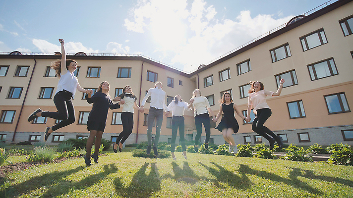 포토 JPG 해외이미지 학생 라이프스타일 여자 남자 행복 포즈 이동 배낭 모션 성공 함께함 매달리기 미소 사람 동양인 여러명 성인 야외 10대 친구 뷰티 유행 점프 검은색 우정 자유 흰색 도시 그룹 대학교 다인종 고립 해외202309 해외포토 감정 컬러 다수 컨셉 가방 학교 관계 청소년 표정 인종 생활 파일형식