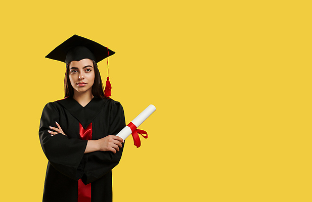 포토 JPG 해외이미지 백인 학생 응시 여자 교육 행복 졸업 성공 갈색머리 고등학교 관리 한명 서기 사람 성인 카메라 기쁨 축하 잡기 가운 졸업장 대학교 보여주기 주인 교차 고립 우크라이나 총각 해외202309 해외포토 서양인 1 헤어스타일 시선 옷 감정 유럽 컨셉 학교 모션 전자제품 파일형식