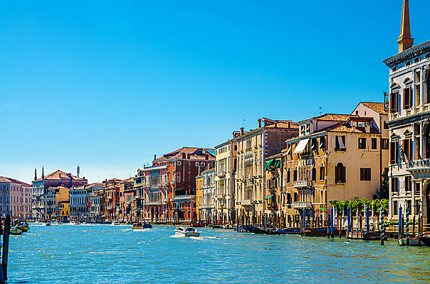 포토 JPG 해외이미지 전통 외관 유럽 문화 여행 백그라운드 건축양식 하늘 주택 풍경 사람없음 건물 물 여름 파란색 도시풍경 컬러풀 뷰티 이탈리아 낭만 도시 보트 센터 중세 역사 수로 운하 장면 베네치아 지역 타운 랜드마크 옛날 채널 해외202309 해외포토 자연요소 건축물 계절 건축 나라 컬러 컨셉 배_교통 파일형식