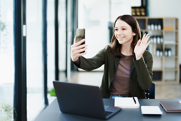 포토 JPG 해외이미지 직업 라이프스타일 손 여자 백그라운드 컨셉 인터넷 비즈니스 통신 성공 모바일 실내 대화 한명 미소 사람 성인 가로 노트북 스마트폰 핸드폰 컴퓨터 사무실 디지털 공책 잡기 업무 작업 비즈니스우먼 메시지 연결 토론 사이버 무선전화기 스마트 문서 온라인 프리랜서 카피스페이스 해외202309 해외포토 1 모션 문구용품 표정 말하기 내부 생활 신체부위 전자제품 스마트기기 공백 직장인 전화기 파일형식