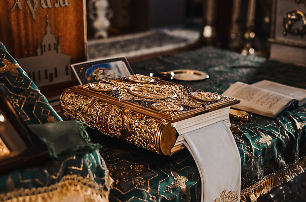 포토 JPG 해외이미지 전통 손 기독교 종교 종이 문화 백그라운드 가족 실내 사람 사람없음 교회 믿음 성경 천주교 기도 의식 붓기 성자 축복 보호 성직자 신성 유대인 성체 세례 신앙심 유태교 이스라엘 해외202309 해외포토 감정 컨셉 종교용품 관계 종교건축 모션 내부 건물 신체부위 서아시아 파일형식