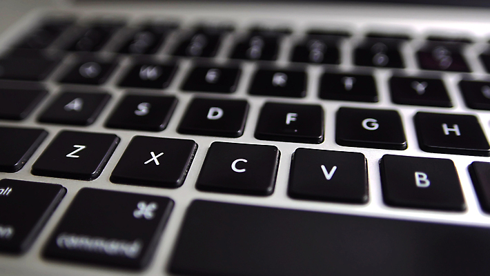 포토 JPG 해외이미지 인터넷 비즈니스 통신 열쇠 사람없음 노트북 컴퓨터 자료 장비 정보 흰색 키보드 작업 닫기 연결 편지 검색 전자 동영상 제어 패닝샷 하드웨어 타임랩스 해외202309 해외포토 컬러 모션 촬영기법 전자제품 파일형식