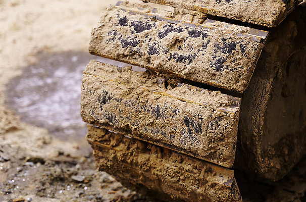 포토 JPG 해외이미지 산업 지구 농업 교통시설 표면 사람없음 야외 건물 농장 금속 힘 기계 흙 장비 업무 바퀴 큼 땅 불도저 굴착기 철 발굴 묘사 부식 먼지 점토 진흙 트랙터 짐차 무거움 땅바닥 땅파기 선로 옛날 철강 힘찬 해외202309 해외포토 건축물 교통 컨셉 자동차 재질 바닥 작업 중장비 무게 크기 농기계 시설 특수차량 파일형식