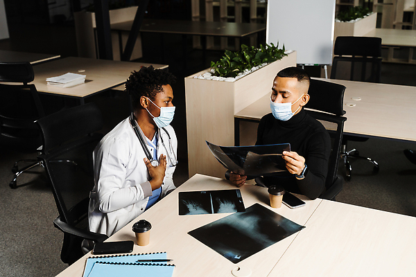 포토 JPG 해외이미지 직업 응시 유니폼 청진기 노동자 엑스레이 건강 병원 동양인 두명 검은색 환자 의사 광선 흰색 업무 자신감 질병 X 토론 분석 보여주기 암 외과 골절 방사선 양발 해외202309 해외포토 알파벳 시선 옷 감정 컬러 컨셉 의학 의료기기 모션 사람 인종 의료진 작업 파일형식