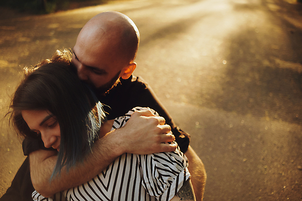 포토 JPG 해외이미지 백인 라이프스타일 커플 여자 남자 행복 셔츠 데이트 관계 포옹 함께함 사랑 성인 두명 초록색 햇빛 태양 봄 기쁨 날짜 승낙 열정 해외202309 해외포토 자연요소 서양인 계절 감정 컬러 컨셉 상의 안기 사람 생활 파일형식