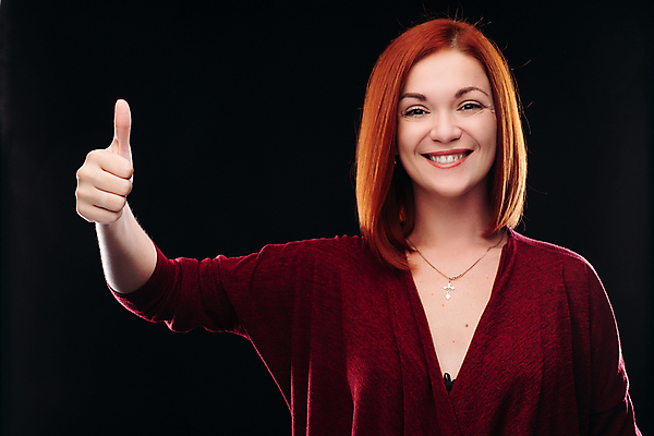 포토 JPG 해외이미지 백인 1 응시 여자 감정 얼굴 컨셉 생각 손가락 상상 새로움 아이디어 실내 한명 서기 사람 성인 가로 빨간색 뷰티 머리 표현 잡기 스마트 검색 호기심 해결 고립 심각 스타일 해외202309 해외포토 서양인 손 시선 컬러 모션 내부 신체부위 파일형식