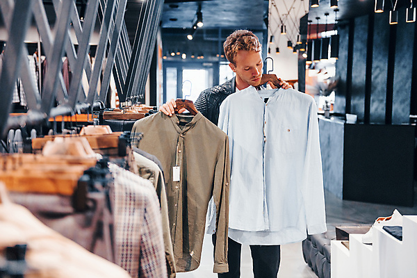 포토 JPG 해외이미지 남자 셔츠 실내 한명 들기 정장 상반신 성인 앞모습 쇼핑 고급 남성복 옷가게 부티크 옷고르기 성인남자한명만 해외202309 해외포토 1 옷 뷰포인트 컨셉 상의 모션 사람 내부 상점 남자한명만 성인남자만 파일형식