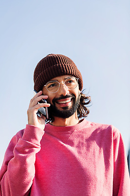 포토 JPG 해외이미지 백인 1 라이프스타일 남자 행복 분홍색 통신 하늘 모바일 수염 말하기 대화 한명 웃음 사람 성인 세로 파란색 스마트폰 유행 기쁨 연결 시원함 전화기 스마트 긍정 부름 스타일 힙스터 카피스페이스 해외202309 해외포토 서양인 패션 감정 컬러 컨셉 모션 표정 생활 핸드폰 스마트기기 공백 파일형식