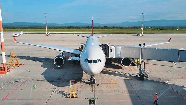 포토 JPG 해외이미지 여행 비즈니스 교통시설 하늘 휴가 비행기 사람없음 글로벌 햇빛 태양 노란색 앞치마 화물 흰색 공항 큼 주차 도착 항공 준비 출발 상업 활주로 제트기 엔진 대패 떠남 우크라이나 터미널 유도로 해외202309 해외포토 자연요소 유럽 길 컬러 교통 컨셉 항공교통 모션 대중교통 운송업 크기 시설 파일형식