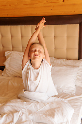 포토 JPG 해외이미지 백인 1 여자 행복 얼굴 베개 침구 아침 모바일 휴식 주택 세포 실내 건강 한명 미소 사람 빛 스마트폰 뷰티 기쁨 침실 꿈 방 흰색 침대 잠 호흡 담요 낮잠 긍정 거짓말 취침시간 해외202309 해외포토 주간 서양인 감정 컬러 가구 컨셉 표정 내부 건물 신체부위 핸드폰 스마트기기 파일형식