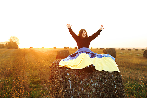 포토 JPG 해외이미지 배너 행복 유럽 리본 어린이 백그라운드 밭 농업 하늘 성공 바람 휴가 한명 사람 초록색 파란색 농작물 햇빛 태양 뷰티 농장 노란색 일몰 자유 시골 축하 깃발 땅 심볼 애국심 독립 우크라이나 전국 필승 해외202309 해외포토 자연요소 1 감정 나라 산업 컬러 컨셉 날씨 노을 우승 파일형식