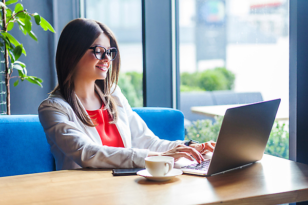 포토 JPG 해외이미지 직업 학생 여자 행복 비즈니스 성공 노동자 실내 한명 웃음 사람 앉기 옆모습 노트북 스터디 컴퓨터 사무실 뷰티 공책 활발 카페 기쁨 에너지 타이핑 기록 최고 업무 작업 비즈니스우먼 서핑 우아함 예측 만족 경영자 긍정 블로거 프리랜서 스타일 해외202309 해외포토 1 감정 뷰포인트 컨셉 모션 문구용품 표정 내부 전자제품 학습 상점 수상스포츠 직장인 리더 파일형식