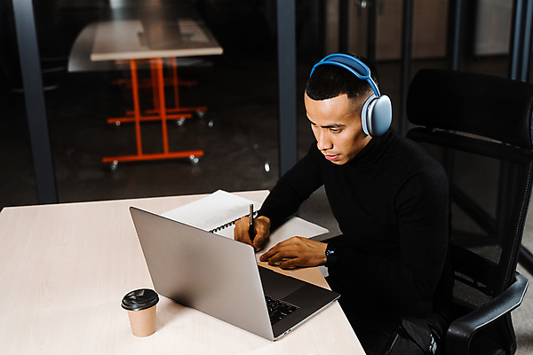 포토 JPG 해외이미지 학생 응시 교육 남자 행복 여유 인터넷 통신 탁자 성공 한명 앉기 동양인 성인 노트북 학습 스터디 컴퓨터 웹 기쁨 타이핑 서핑 무선전화기 검색 대학교 긍정 온라인 프로그래밍 해외202309 해외포토 1 시선 감정 가구 컨셉 학교 모션 사람 인종 전자제품 수상스포츠 작업 전화기 개발 파일형식