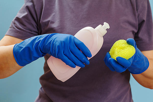 포토 JPG 해외이미지 여자 한명 들기 상반신 성인 세제 수세미 스펀지 주방세제 성인여자한명만 해외202309 해외포토 1 모션 사람 여자한명만 성인여자만 파일형식